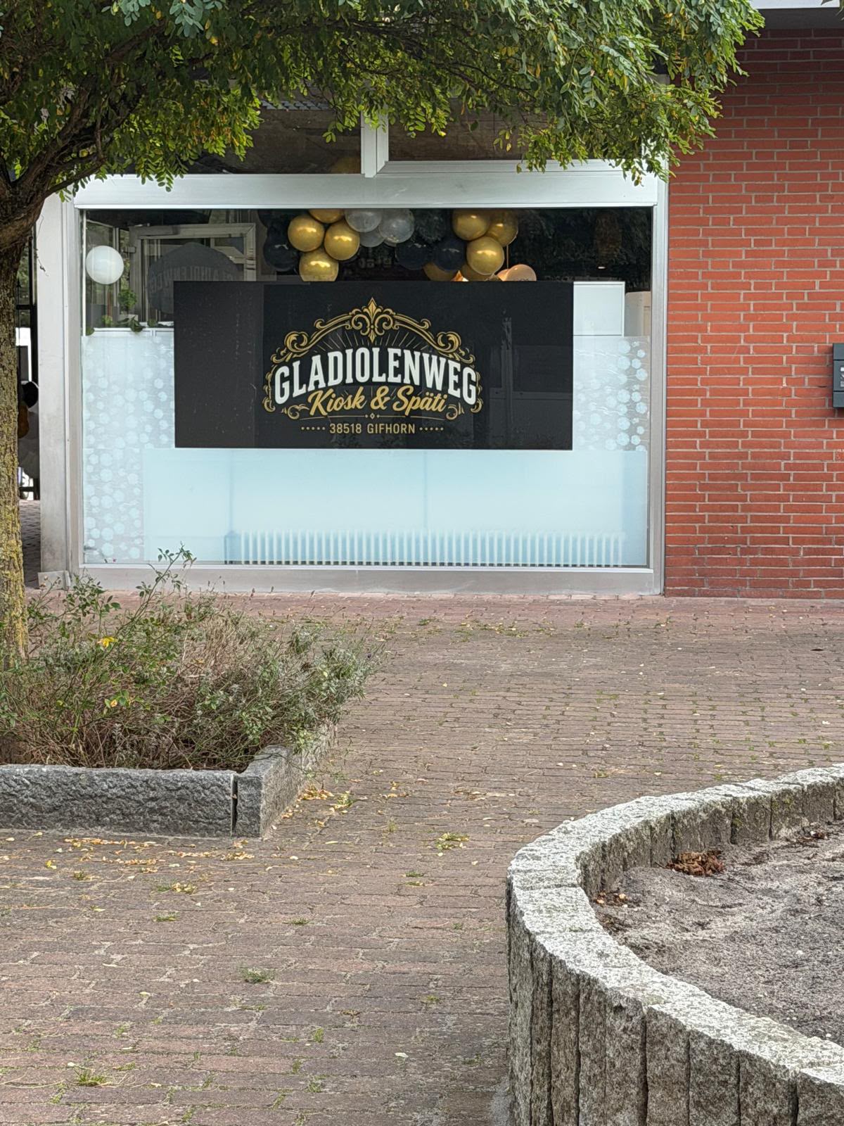 Der Kiosk Gladiolenweg von der Straße aus gesehen